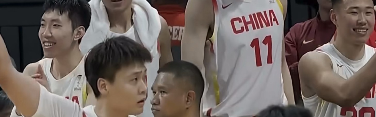 中国男篮险胜中国台北！郭士强抱住陈盈骏与王晗，全员呐喊庆祝！