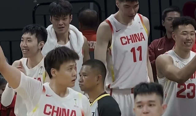 中国男篮险胜中国台北！郭士强抱住陈盈骏与王晗，全员呐喊庆祝！