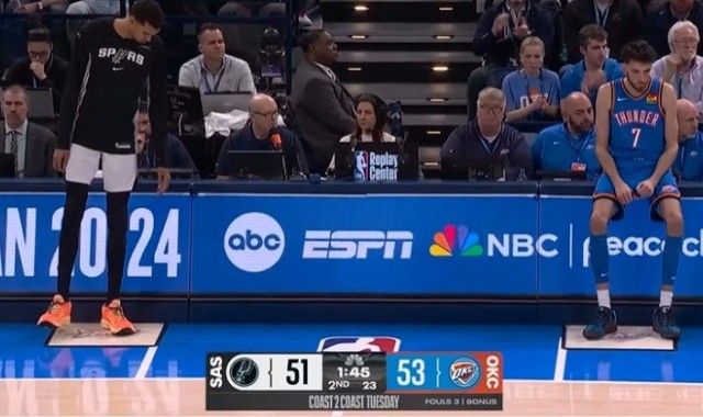 登录入口-针尖对麦芒！文班亚马和霍姆格伦同时走到技术台 死球后一起登场